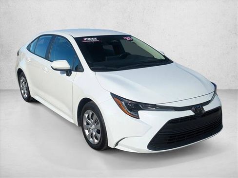 Used 2025 Toyota Corolla LE image 3