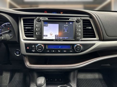 Used 2019 Toyota Highlander XLE image 10