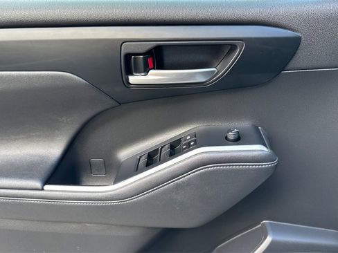 Certified 2023 Toyota Highlander XLE image 10