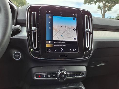 Used 2022 Volvo XC40 T5 Momentum w/ Premium Package image 22