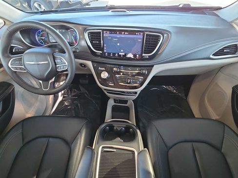 Used 2024 Chrysler Pacifica Limited FWD image 14
