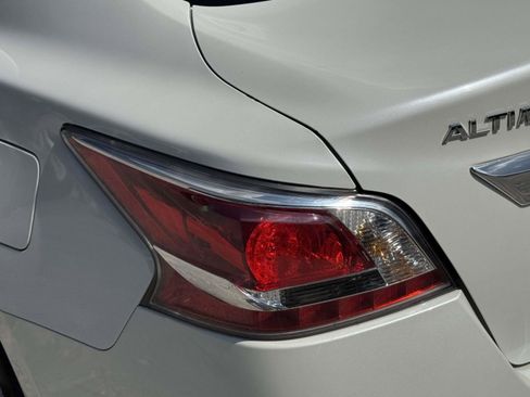 Used 2015 Nissan Altima 2.5 SL w/ Technology Package FWD image 8