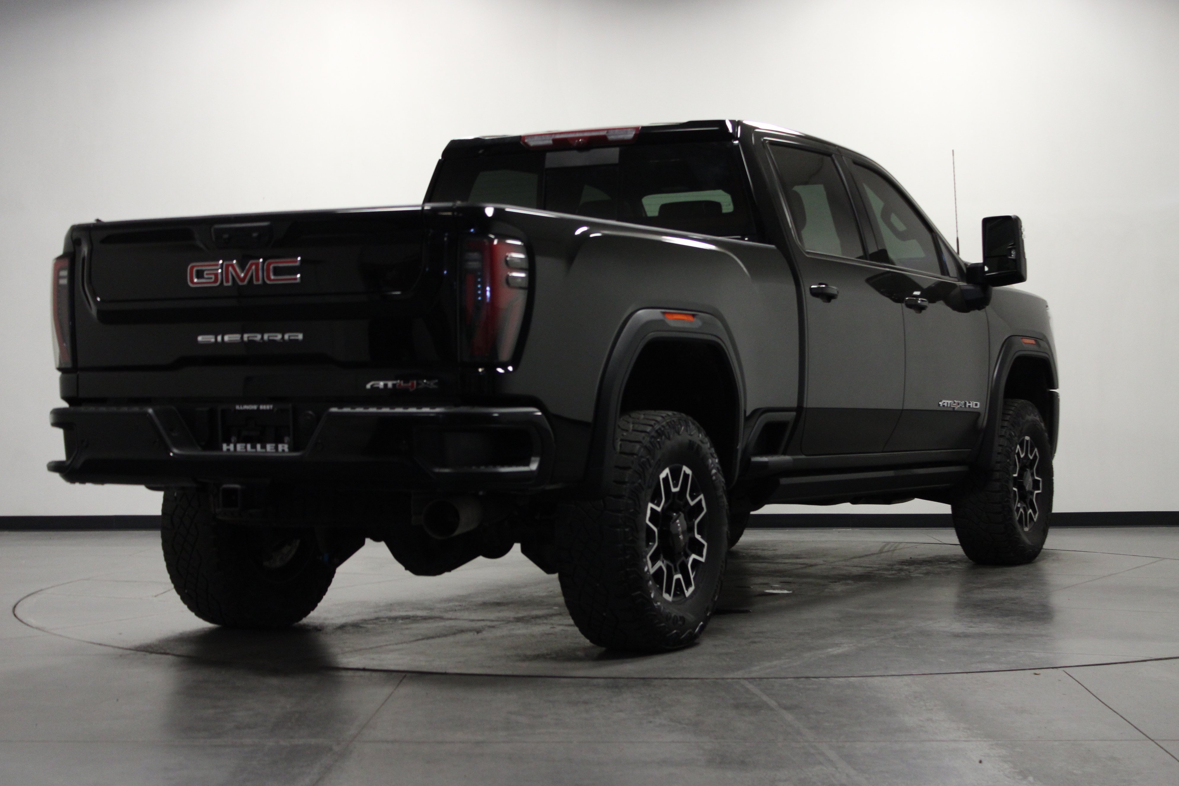 Used 2025 GMC Sierra 2500 AT4X AWD/4WD image 4