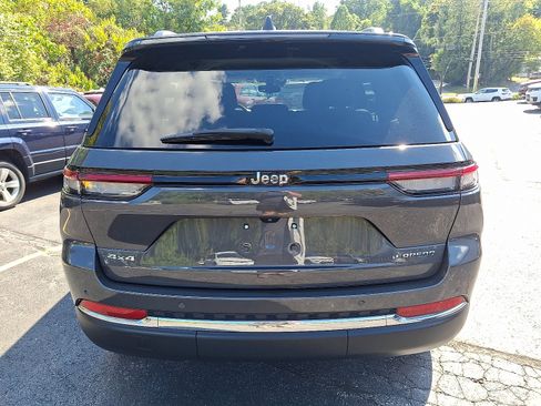 Certified 2022 Jeep Grand Cherokee Laredo w/ Luxury Tech Group I image 6