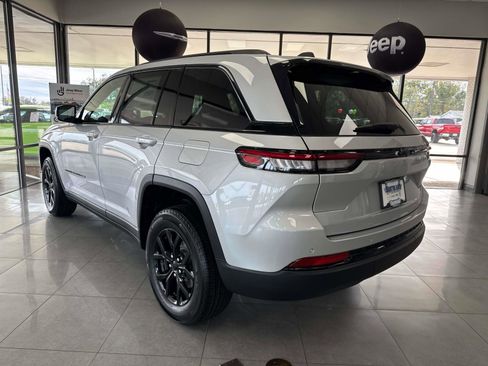 New 2025 Jeep Grand Cherokee Altitude RWD image 4