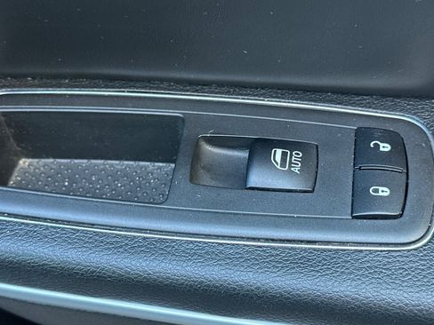 Used 2018 Chrysler 300 S RWD image 21