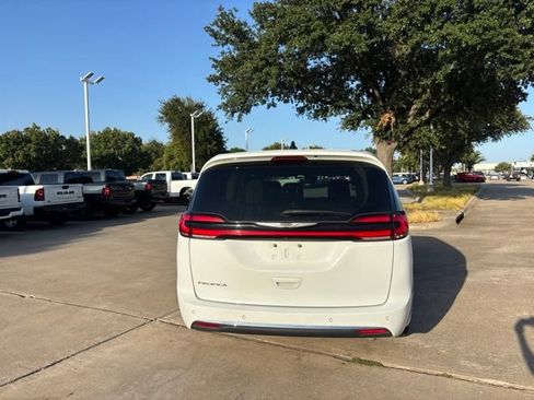 Used 2024 Chrysler Pacifica Touring-L FWD image 6