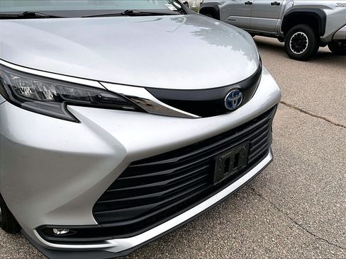 Used 2025 Toyota Sienna XLE FWD image 8