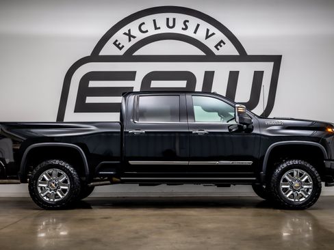 Used 2024 Chevrolet Silverado 2500 High Country w/ High Country Premium Package AWD/4WD image 9