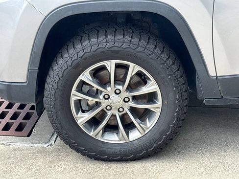 Used 2019 Jeep Cherokee Latitude Plus w/ Comfort/Convenience Group AWD/4WD image 12