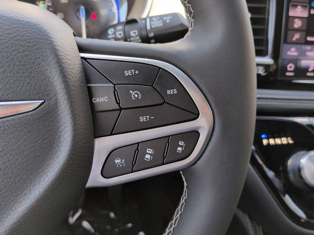 Used 2026 Chrysler Pacifica Limited FWD image 27
