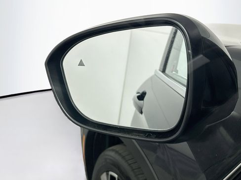 Used 2025 Mitsubishi Outlander SE image 16