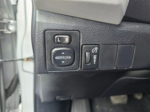 Used 2015 Toyota Corolla LE image 31