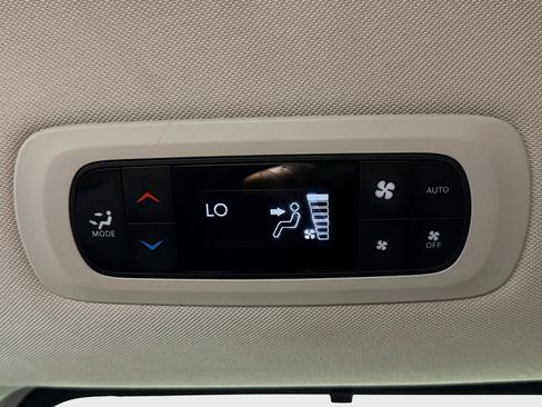 Used 2024 Chrysler Pacifica Touring-L image 29