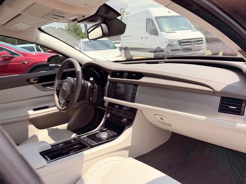 Used 2016 Jaguar XF Premium RWD image 30