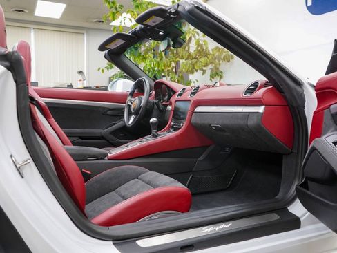 Used 2020 Porsche 718 Boxster Spyder RWD image 69