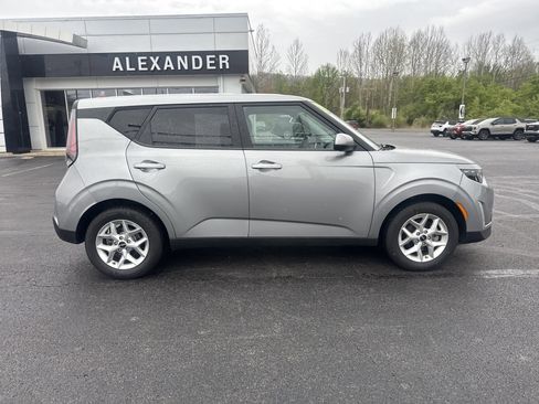 Used 2024 Kia Soul LX w/ Option Group 015 FWD image 2