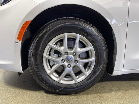 Used 2024 Chrysler Pacifica Touring-L image 11