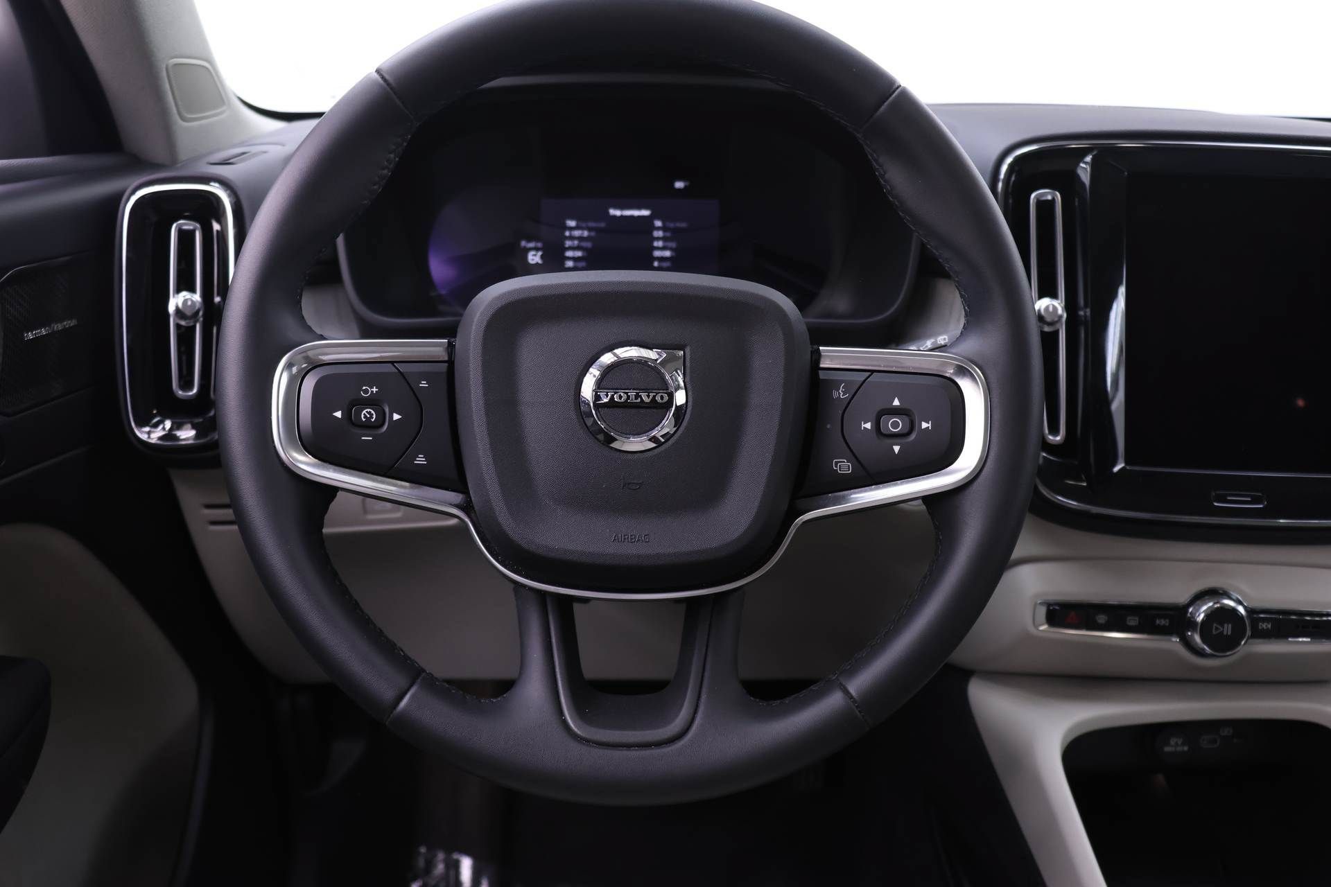 Certified 2024 Volvo XC40 B5 Ultimate w/ Protection Package Premier AWD/4WD image 17