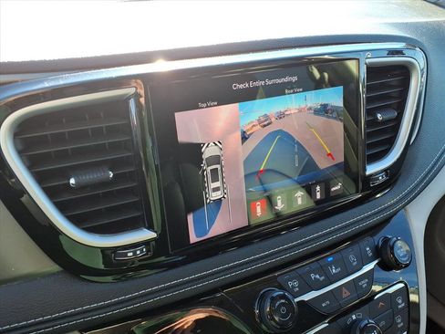 Used 2023 Chrysler Pacifica Touring-L image 19