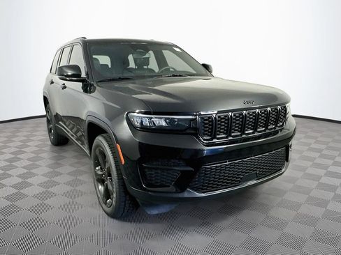 Used 2023 Jeep Grand Cherokee Altitude AWD/4WD image 2