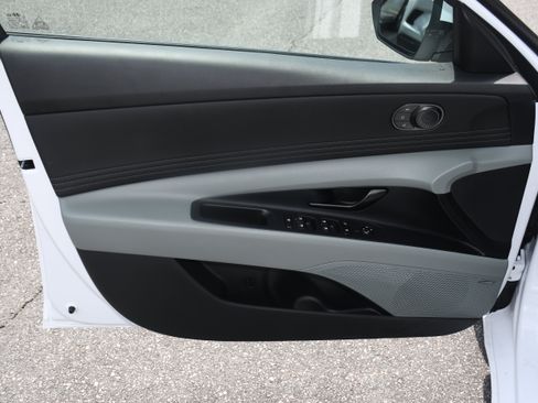 Used 2025 Hyundai Elantra Limited FWD image 11