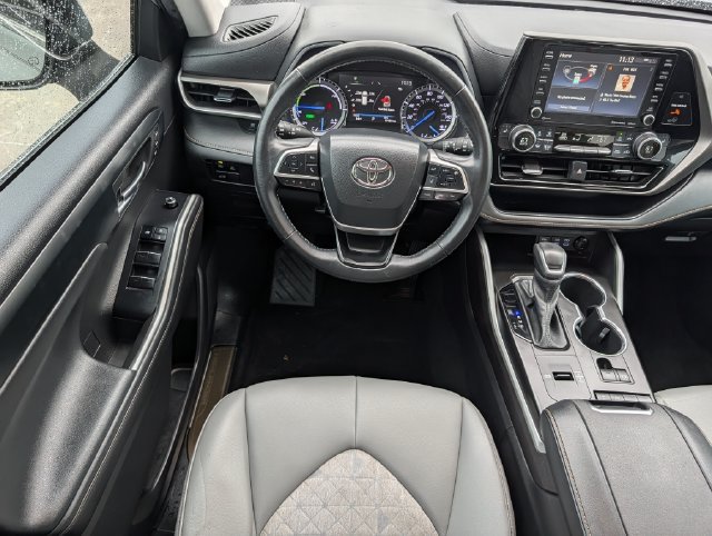 Used 2022 Toyota Highlander Bronze Edition FWD image 12