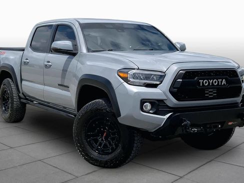 Used 2021 Toyota Tacoma TRD Off-Road w/ TRD Premium Off Road Package AWD/4WD image 3