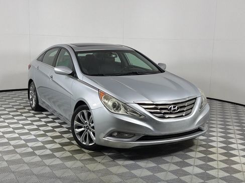 Used 2013 Hyundai Sonata SE w/ Navigation & Sunroof Pkg FWD image 2