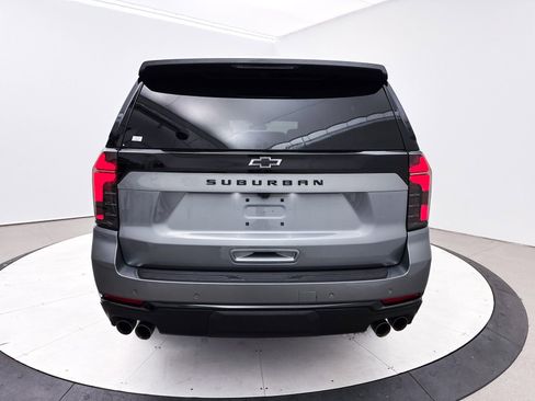 Used 2025 Chevrolet Suburban Z71 image 33