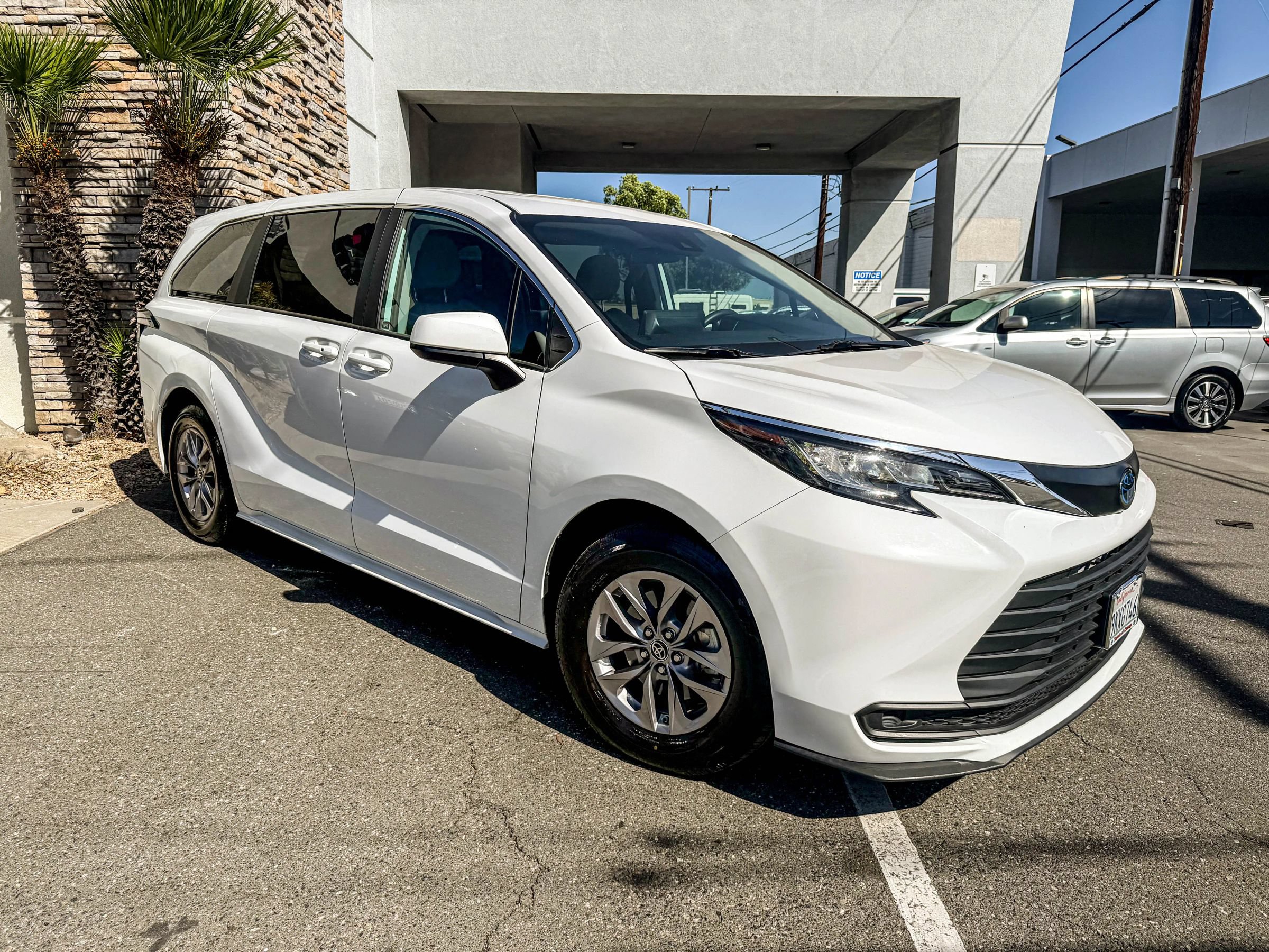 Used 2023 Toyota Sienna LE FWD image 1