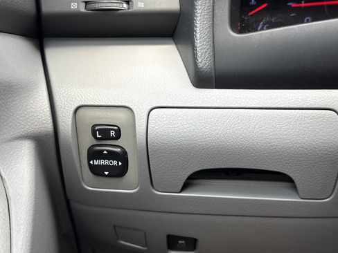Used 2010 Toyota Camry LE FWD image 16
