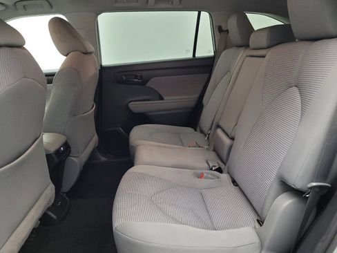 Used 2021 Toyota Highlander LE AWD/4WD image 18