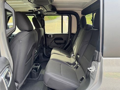 Used 2022 Jeep Gladiator Sport image 15