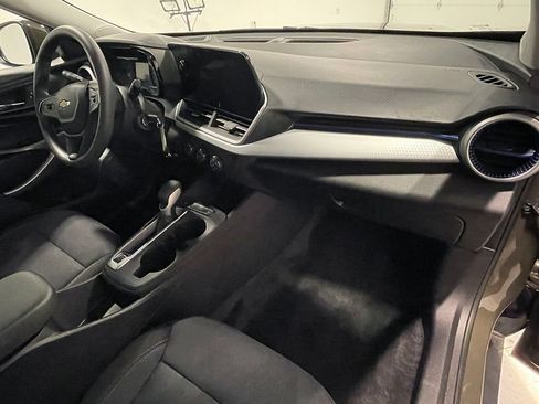Used 2024 Chevrolet Trax LS w/ LS Convenience Package FWD image 25