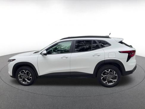 Used 2025 Chevrolet Trax LT FWD image 8