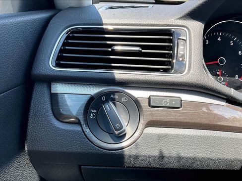 Used 2018 Volkswagen Passat 2.0T SE FWD image 34