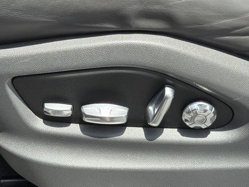 Used 2020 Porsche Cayenne AWD/4WD image 16