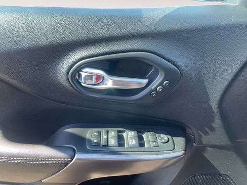 Used 2020 Jeep Cherokee Limited image 25