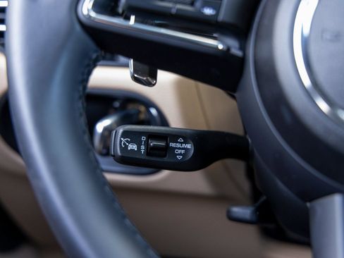 Certified 2025 Porsche Macan image 30