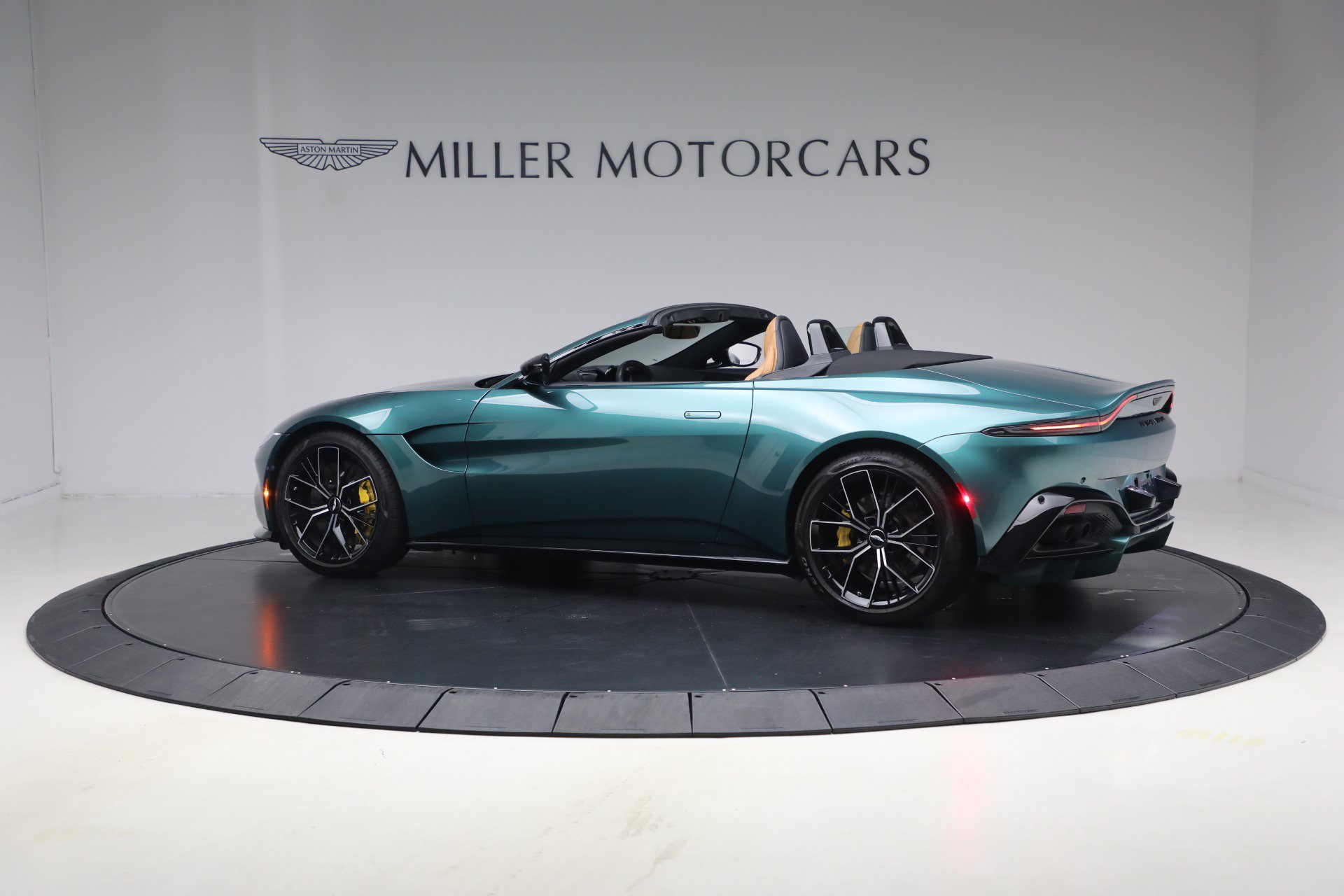 Used 2023 Aston Martin V8 Vantage Roadster RWD image 4