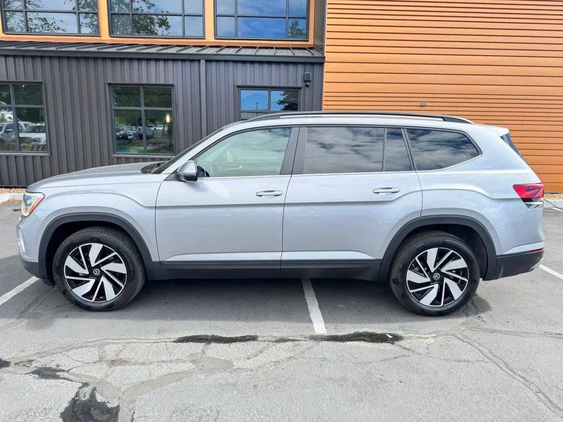 Used 2025 Volkswagen Atlas SE AWD/4WD image 2