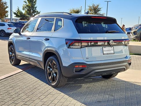 New 2026 Volkswagen Taos SE image 2