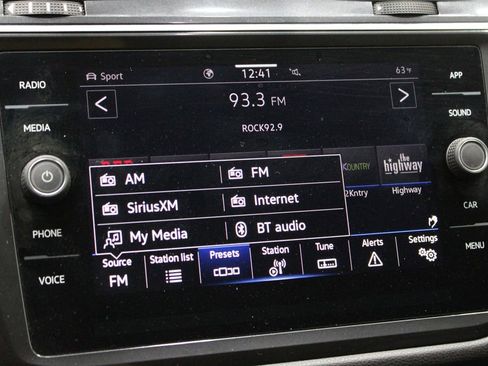 Used 2022 Volkswagen Tiguan SE image 28