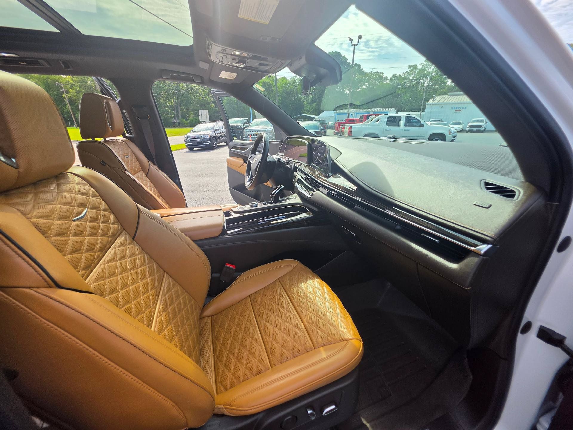 Used 2022 Cadillac Escalade Premium Luxury AWD/4WD image 15