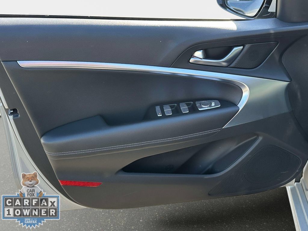 Used 2025 Genesis G70 2.5T AWD/4WD image 16