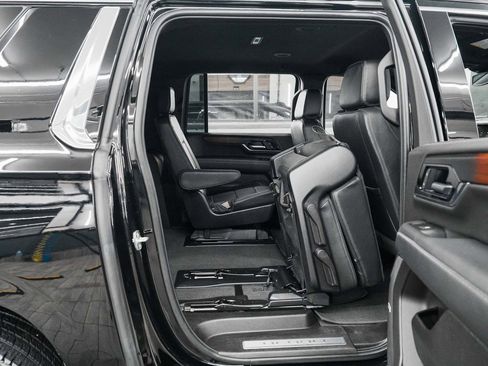 Used 2025 GMC Yukon XL Denali image 32