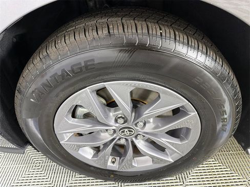 Used 2024 Toyota Sienna LE image 11