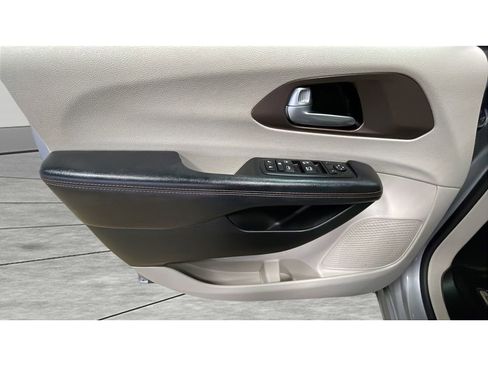 Used 2017 Chrysler Pacifica Touring-L FWD image 10