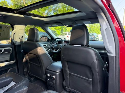 Used 2024 Ford Explorer XLT w/ Equipment Group 202A AWD/4WD image 28